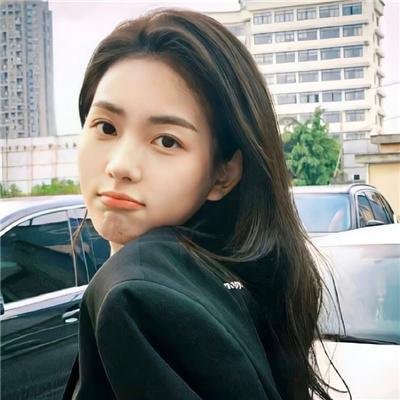 女孩向前走